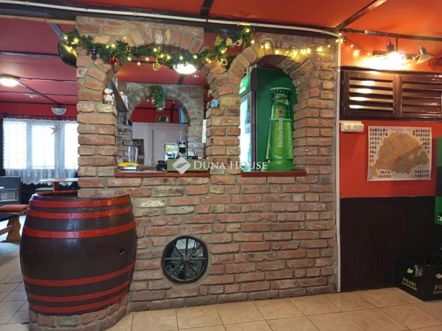 Eladó kereskedelmi és ipari ingatlan Komló 70 nm