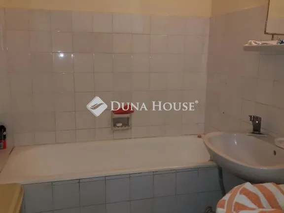 Eladó lakás Komló, Vértanúk utca 52 nm