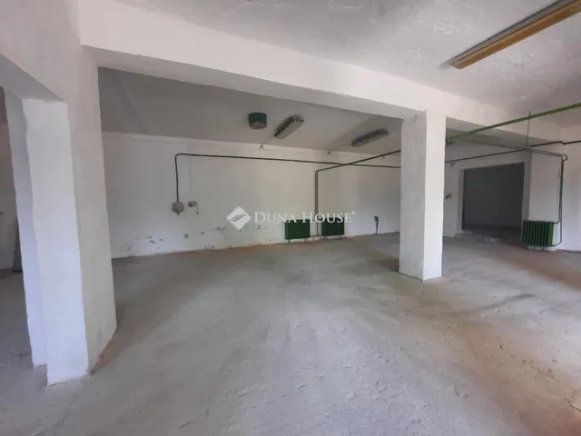 Kiadó kereskedelmi és ipari ingatlan Jászberény 170 nm