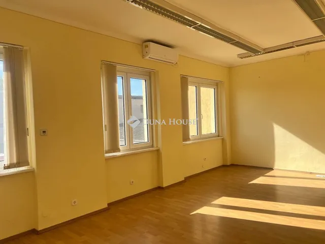 Kiadó kereskedelmi és ipari ingatlan Jászberény 30 nm