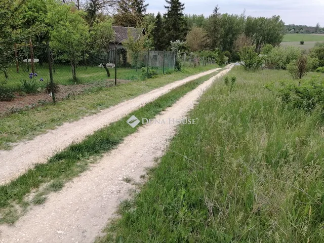 Eladó telek Baracska, Széchenyi István utca 1200 nm