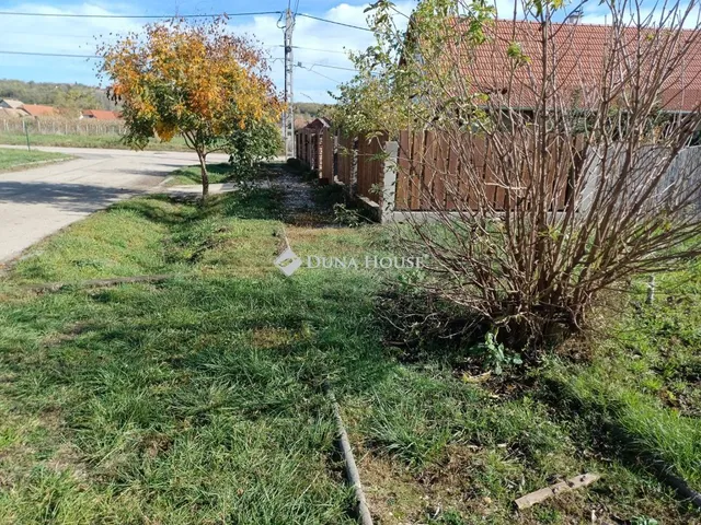 Eladó telek Gyúró, Báthori István utca 890 nm