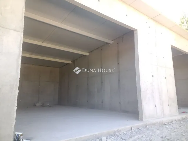 Eladó kereskedelmi és ipari ingatlan Almásfüzitő 25 nm