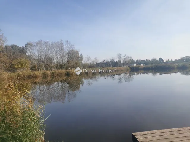 Eladó telek Naszály 118650 nm