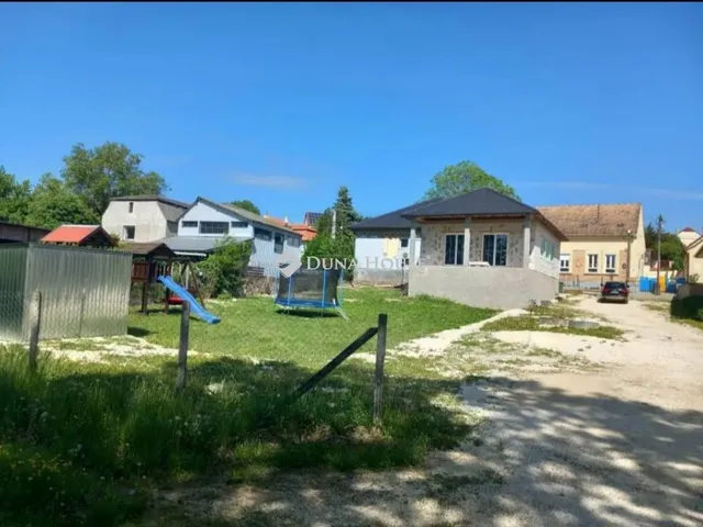 Eladó ház Mány 196 nm