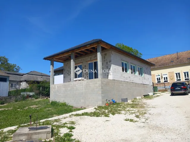 Eladó ház Mány 196 nm