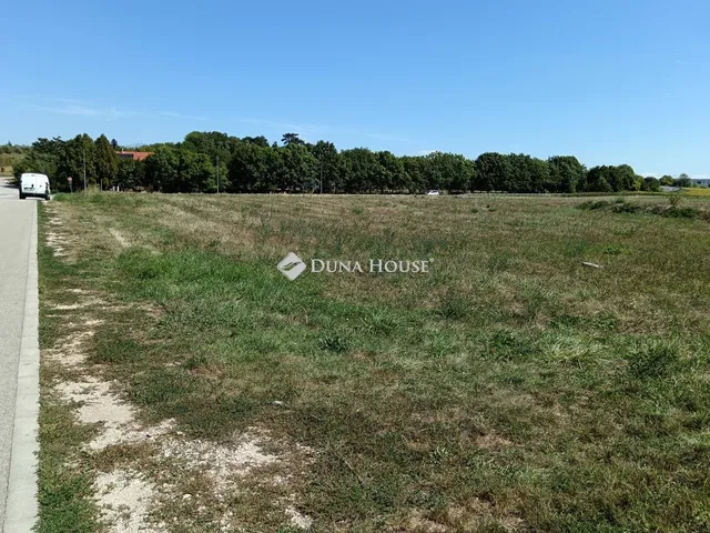 Eladó telek Bicske 4272 nm