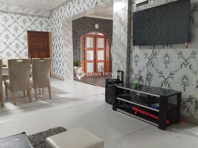 Eladó ház Dunaújváros, Pentelei Molnár János utca 150 nm