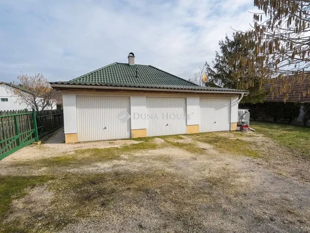 Eladó ház Csákvár, Tamási Áron utca 409 nm