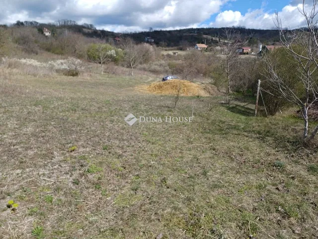 Eladó telek Úny, Cseri-szőlők 800 nm