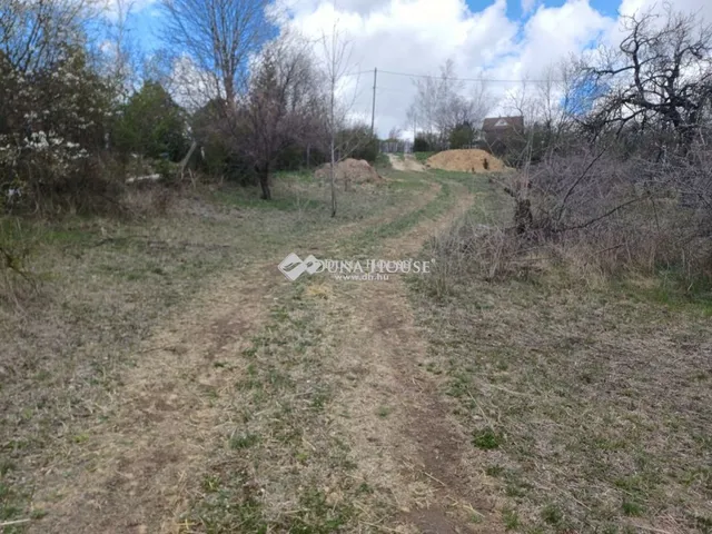 Eladó telek Úny, Cseri-szőlők 1345 nm