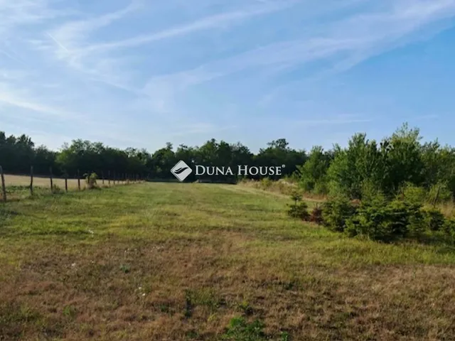 Eladó telek Újbarok 2447 nm