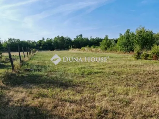 Eladó telek Újbarok, Fő utca 2447 nm