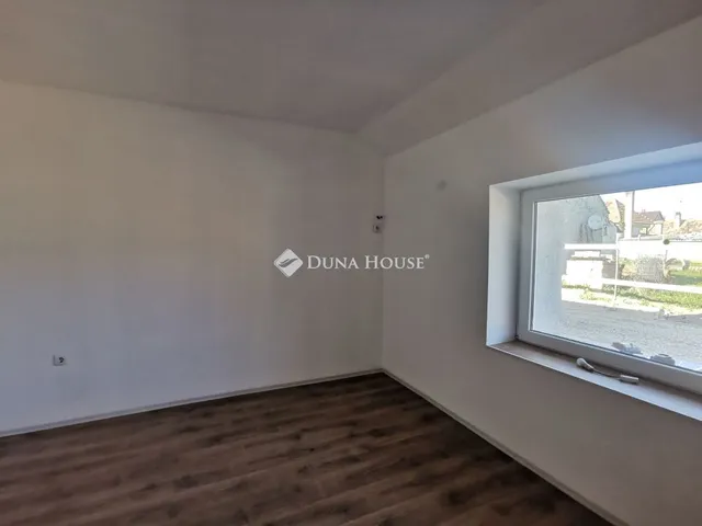 Eladó ház Neszmély, Fő utca 81 nm