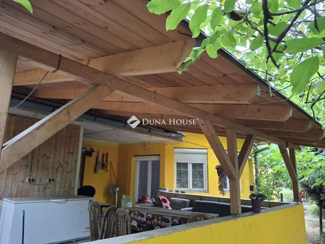 Eladó ház Kulcs, Pesti utca 240 nm