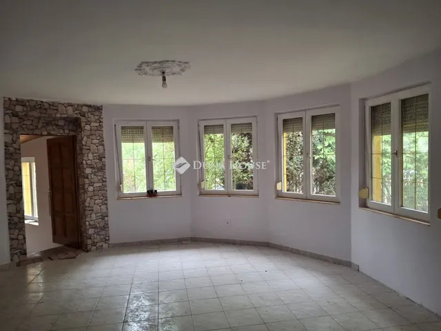 Eladó ház Kulcs, Pesti utca 240 nm