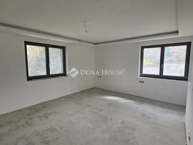 Eladó ház Üröm 430 nm