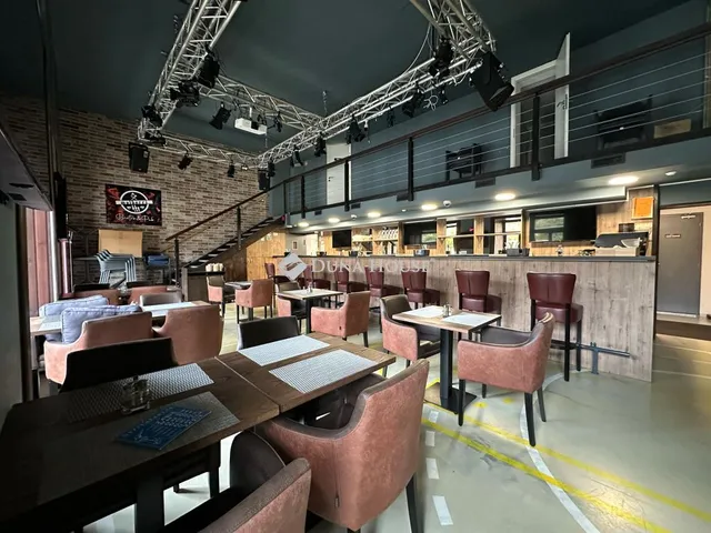 Eladó kereskedelmi és ipari ingatlan Paks 181 nm