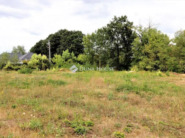 Eladó telek Üröm 1500 nm