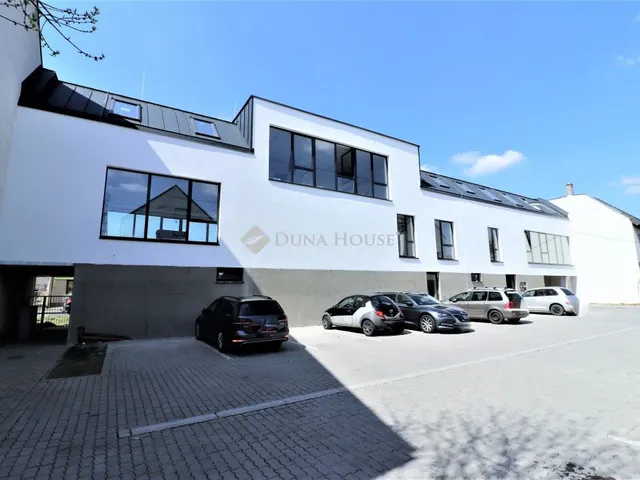 Kiadó kereskedelmi és ipari ingatlan Budaörs, Károly király utca 140 nm