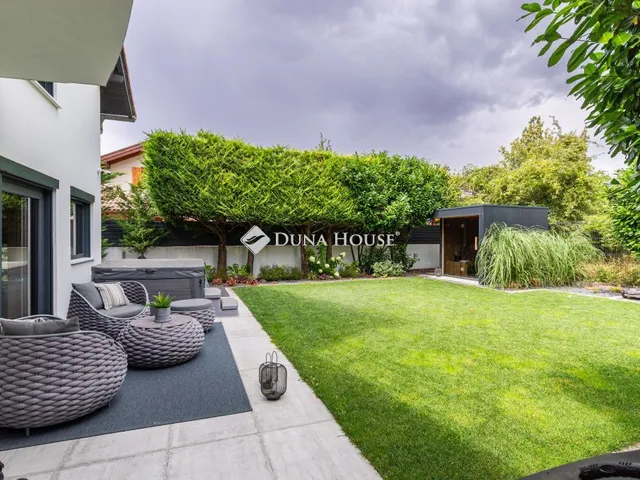 Eladó ház Üröm 158 nm