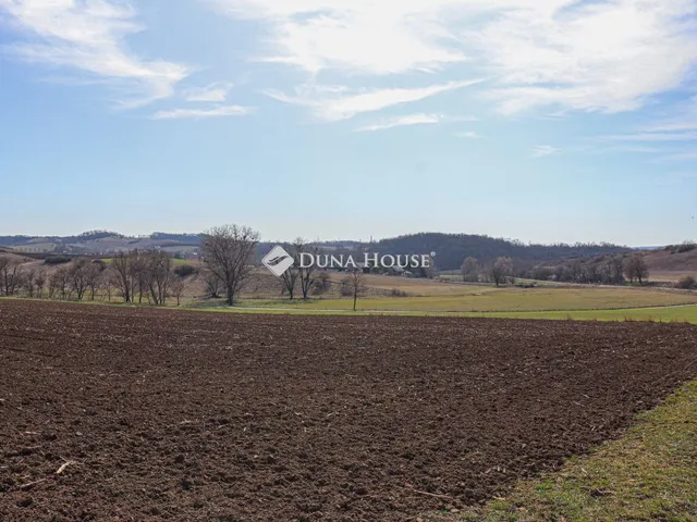 Eladó telek Csabdi 33700 nm