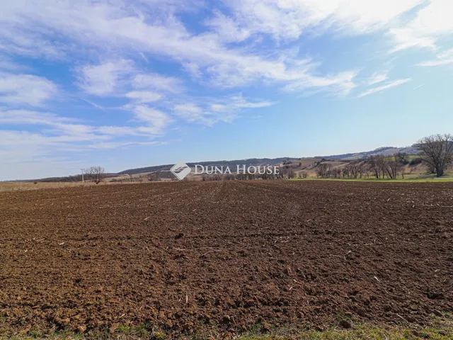 Eladó telek Csabdi 33700 nm