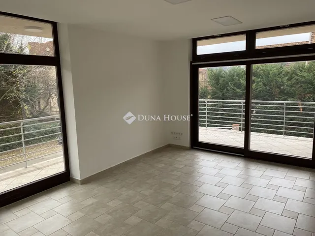 Kiadó kereskedelmi és ipari ingatlan Budapest XI. kerület, Csárda utca 162 nm