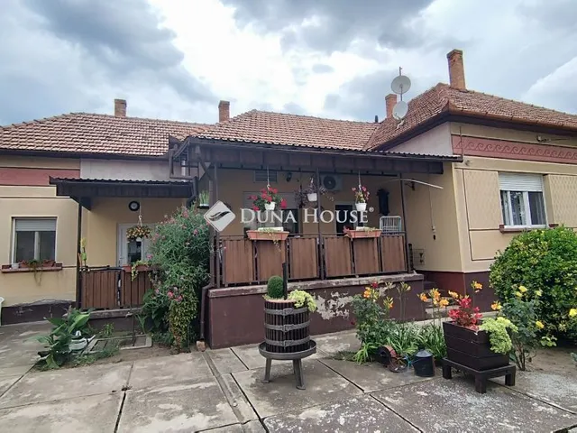 Eladó ház Jászkarajenő 260 nm