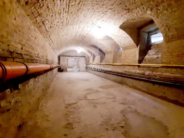 Eladó kereskedelmi és ipari ingatlan Budapest VI. kerület 309 nm