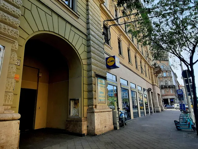 Eladó kereskedelmi és ipari ingatlan Budapest VII. kerület 9 nm