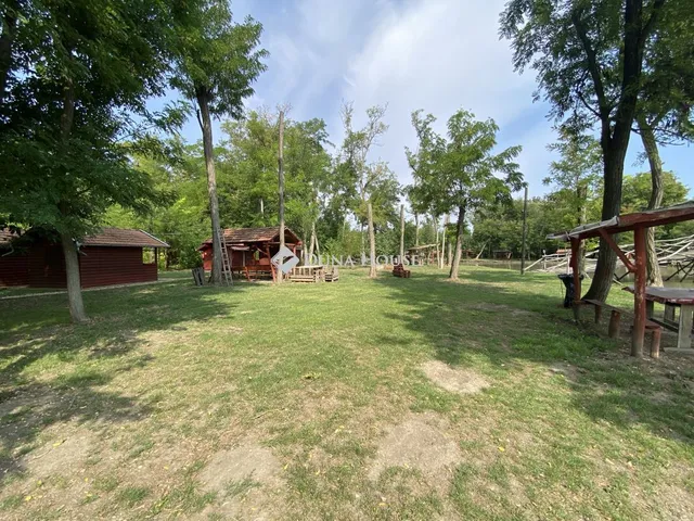 Eladó kereskedelmi és ipari ingatlan Békéscsaba, Nagyrét 50 nm