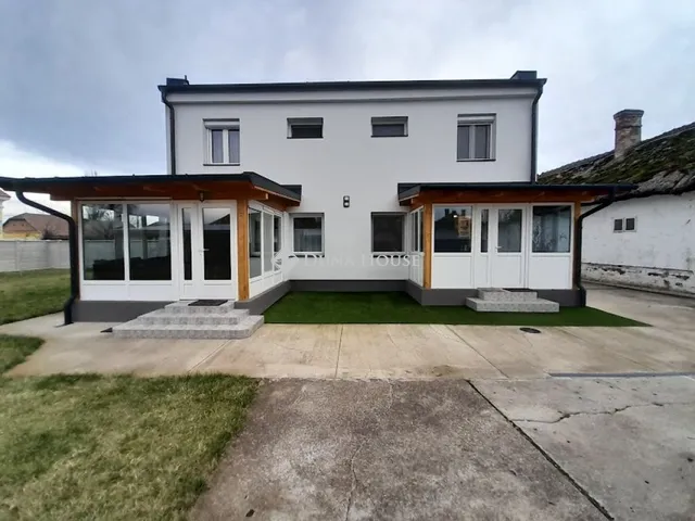 Eladó ház Szarvas, Dózsa György utca 260 nm