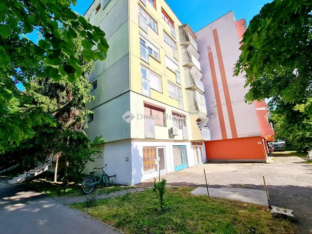 Eladó lakás Békéscsaba, Gyulai út 66 nm