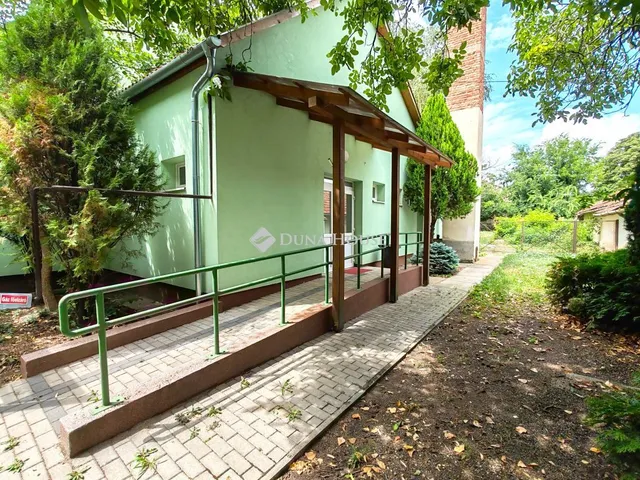 Eladó kereskedelmi és ipari ingatlan Mezőkovácsháza, Hősök tere 350 nm