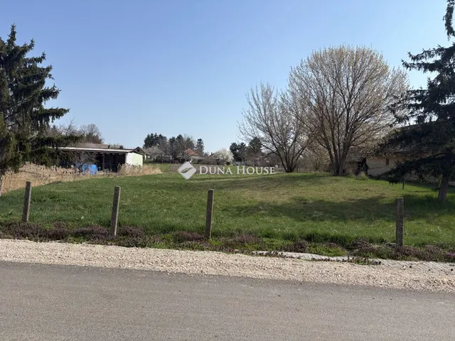 Eladó telek Lajoskomárom 1667 nm