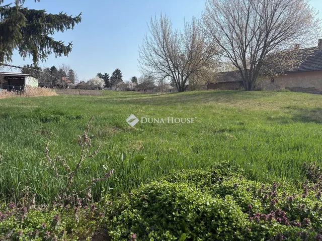 Eladó telek Lajoskomárom 1667 nm