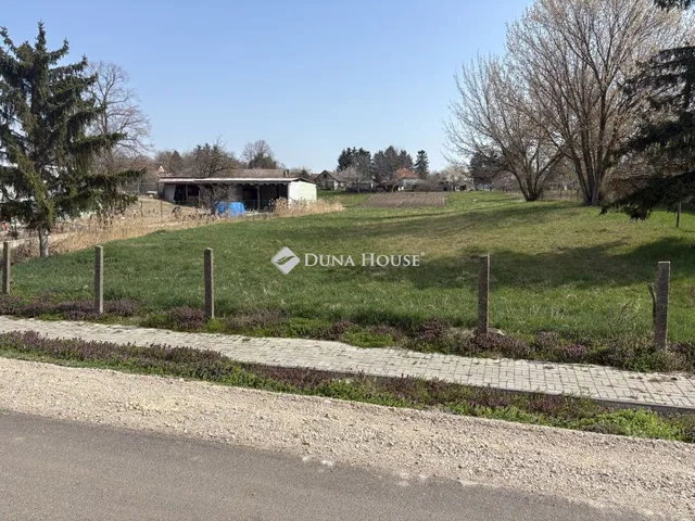 Eladó telek Lajoskomárom 1667 nm