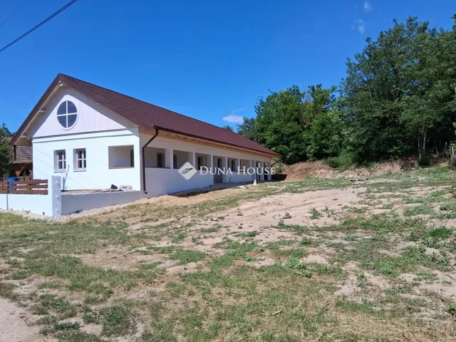 Eladó ház Bedegkér 250 nm