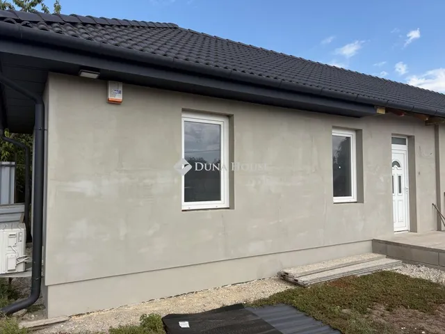 Eladó ház Enying, Fő utca 50 nm