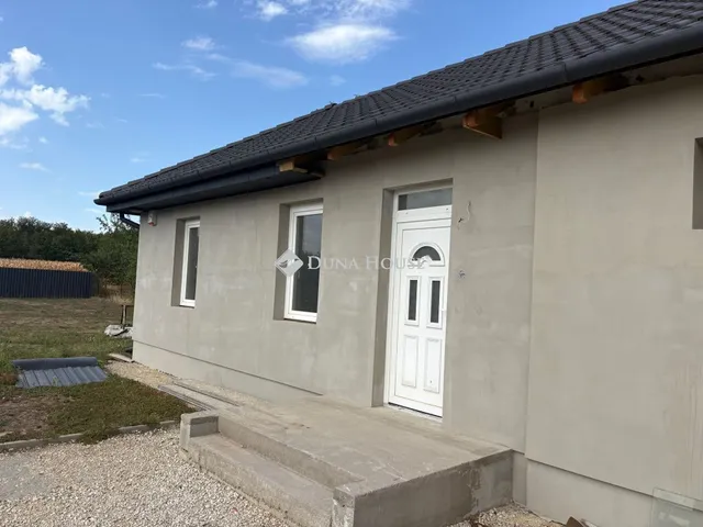 Eladó ház Enying, Fő utca 50 nm