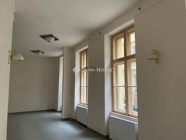 Eladó kereskedelmi és ipari ingatlan Sopron, Várkerület 80 nm