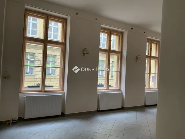 Eladó kereskedelmi és ipari ingatlan Sopron, Várkerület 80 nm