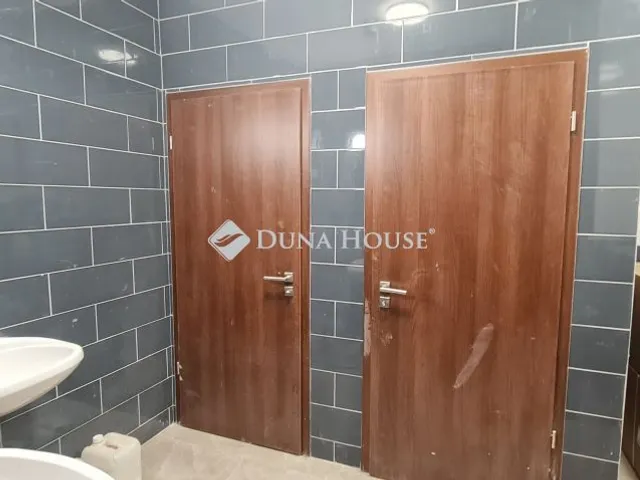 Kiadó kereskedelmi és ipari ingatlan Budapest XX. kerület 330 nm