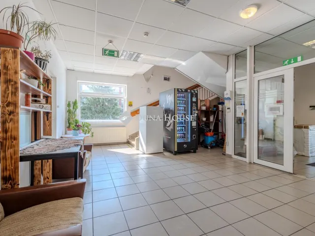 Eladó kereskedelmi és ipari ingatlan Győr, Szabolcska Mihály utca 1122 nm