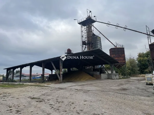 Eladó kereskedelmi és ipari ingatlan Ajka 6525 nm