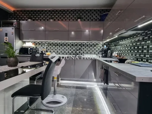 Eladó ház Budapest XV. kerület, Batthyány utca 193 nm