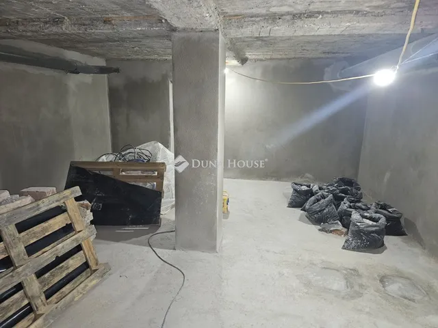 Eladó kereskedelmi és ipari ingatlan Budapest XV. kerület 298 nm