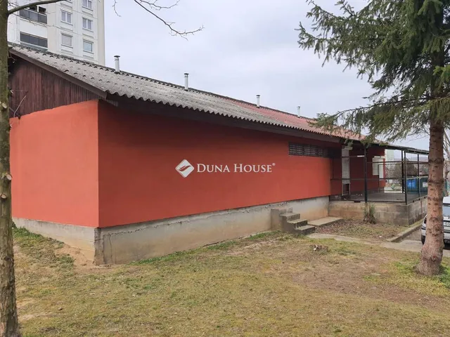 Eladó kereskedelmi és ipari ingatlan Komló, Hegyhát utca 120 nm