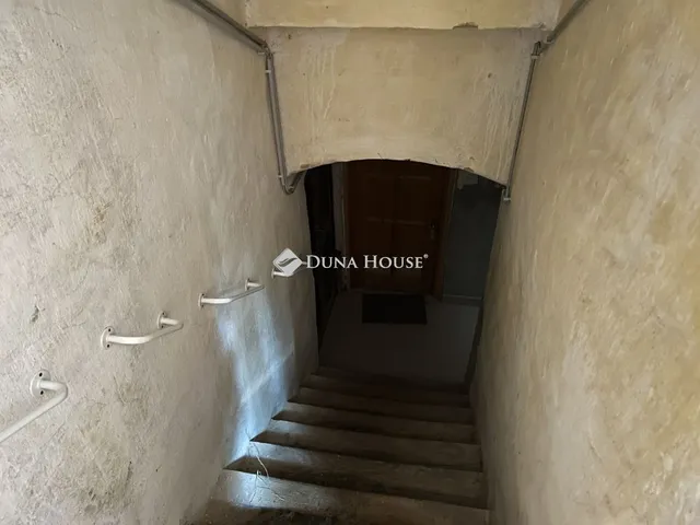 Kiadó kereskedelmi és ipari ingatlan Pécs, Báthory utca 30 nm